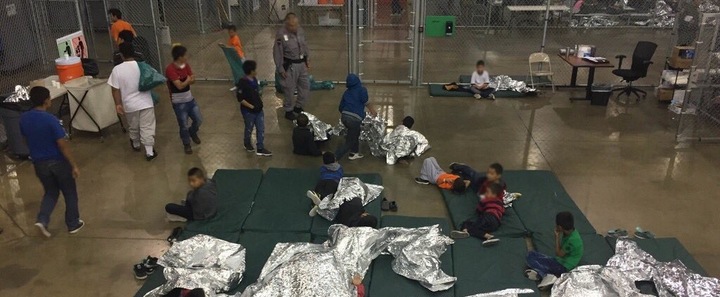 Foto: Een twee jaar oude Hondurese asielzoeker huilt terwijl haar moeder wordt gezocht en vastgehouden nabij de grens tussen de Verenigde Staten en Mexico op 12 juni 2018 in McAllen, Texas. Bron: Getty Images Noord-Amerika